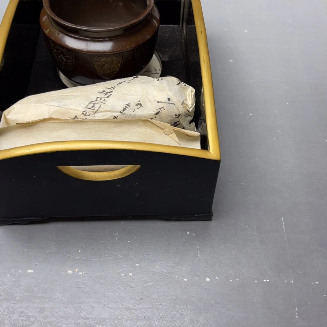 白***梦瓷片密密麻麻地被一