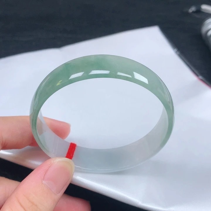 翡翠手镯未镶嵌。