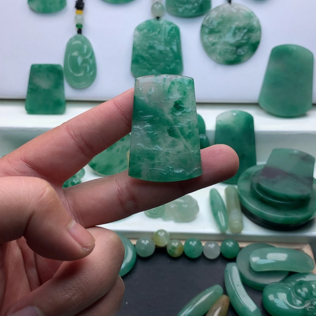 石英质玉（非洲翠）未镶嵌颈饰