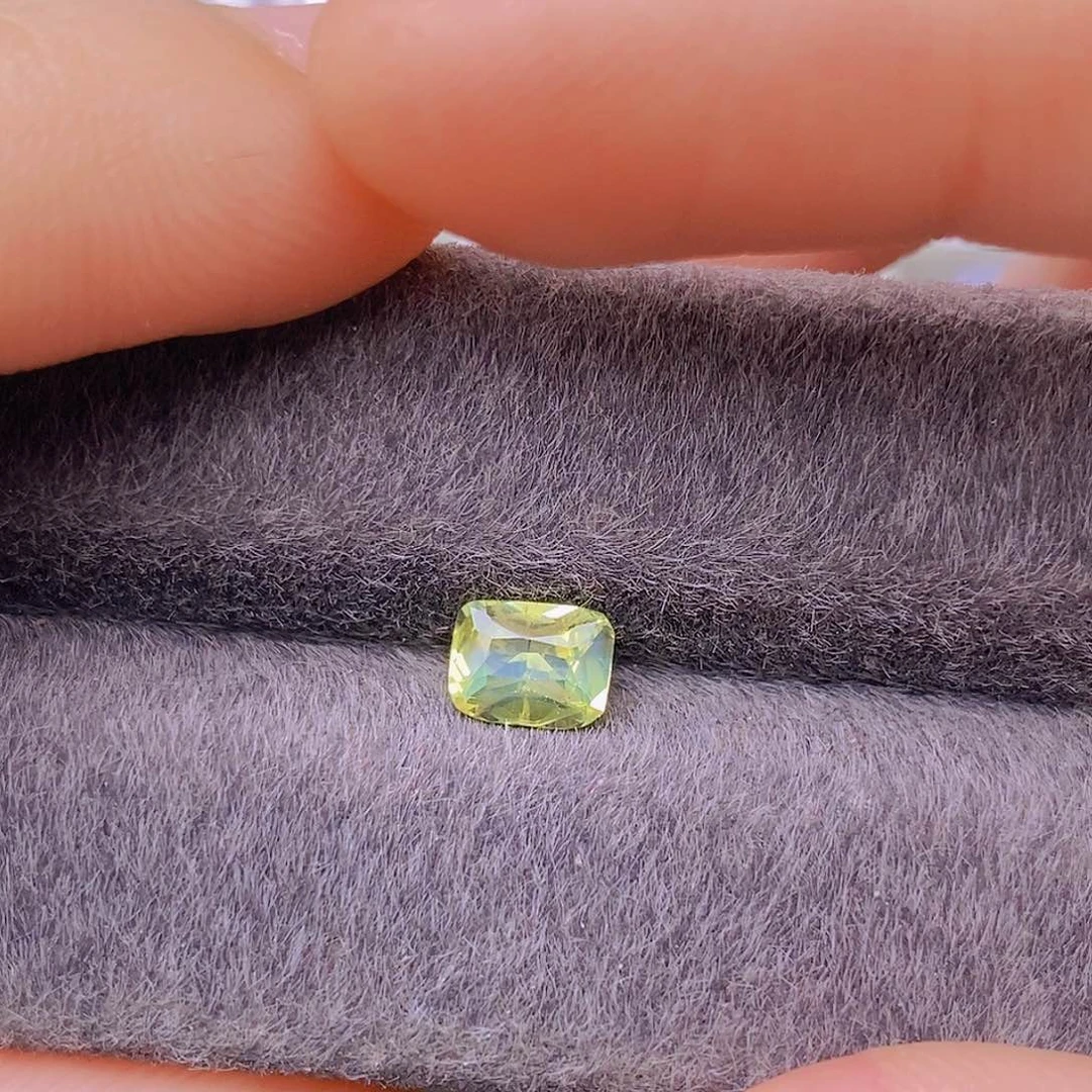 裸石金绿宝石明亮玻璃体荧光感0.82ct/4003号