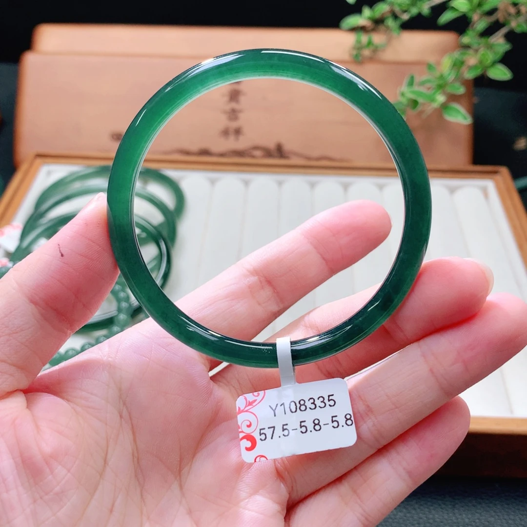 翡翠未镶嵌手镯（圆镯）