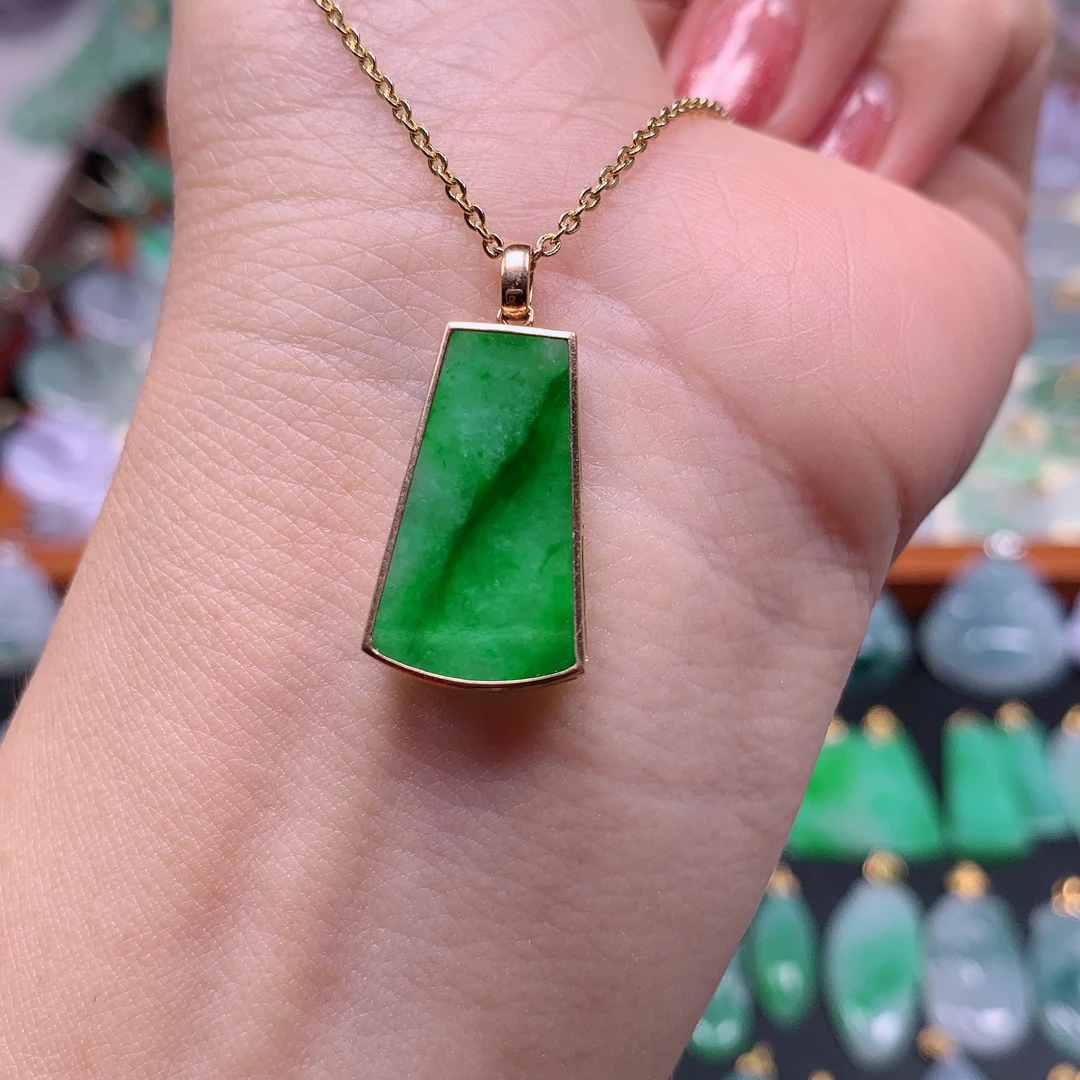 缅甸天然A货翡翠，飘绿无事牌 编号695/1207尺21.4-13.2-2.7