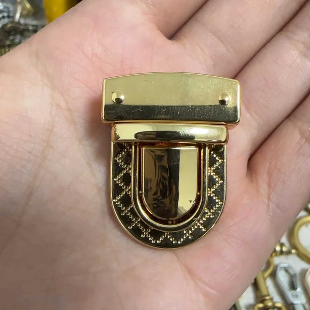 金色插锁12元2个.