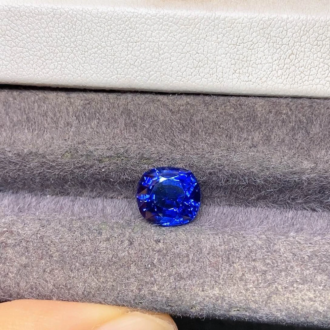 裸石蓝宝石4.32克拉天然全净玻璃体满火彩皇家蓝蓝宝石