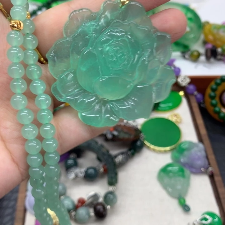 颈饰未镶嵌翡翠吊坠