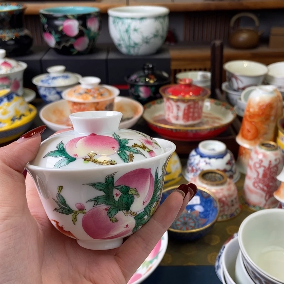 陶瓷艺术家的作品是一个