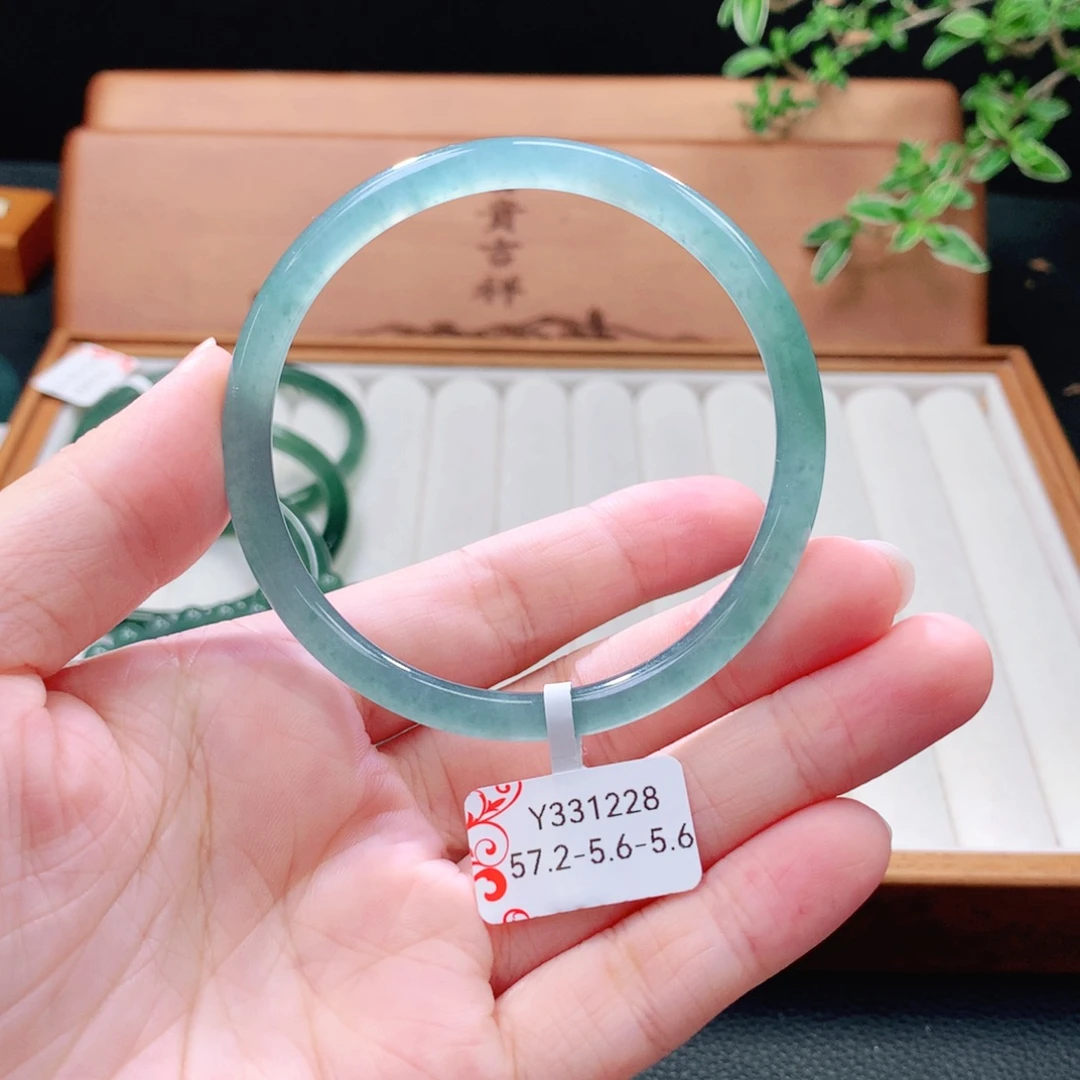 翡翠未镶嵌手镯（圆镯）