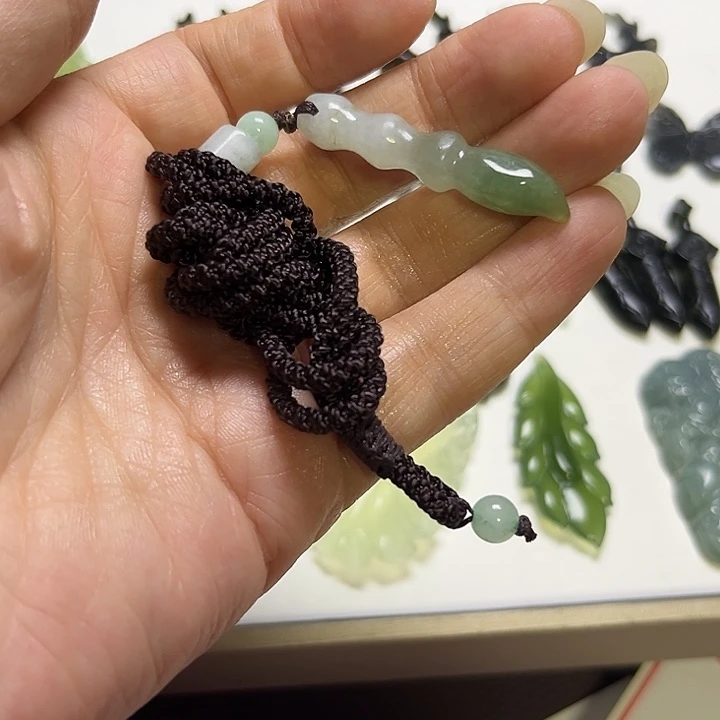 ****宝未镶嵌蛇纹石玉颈饰