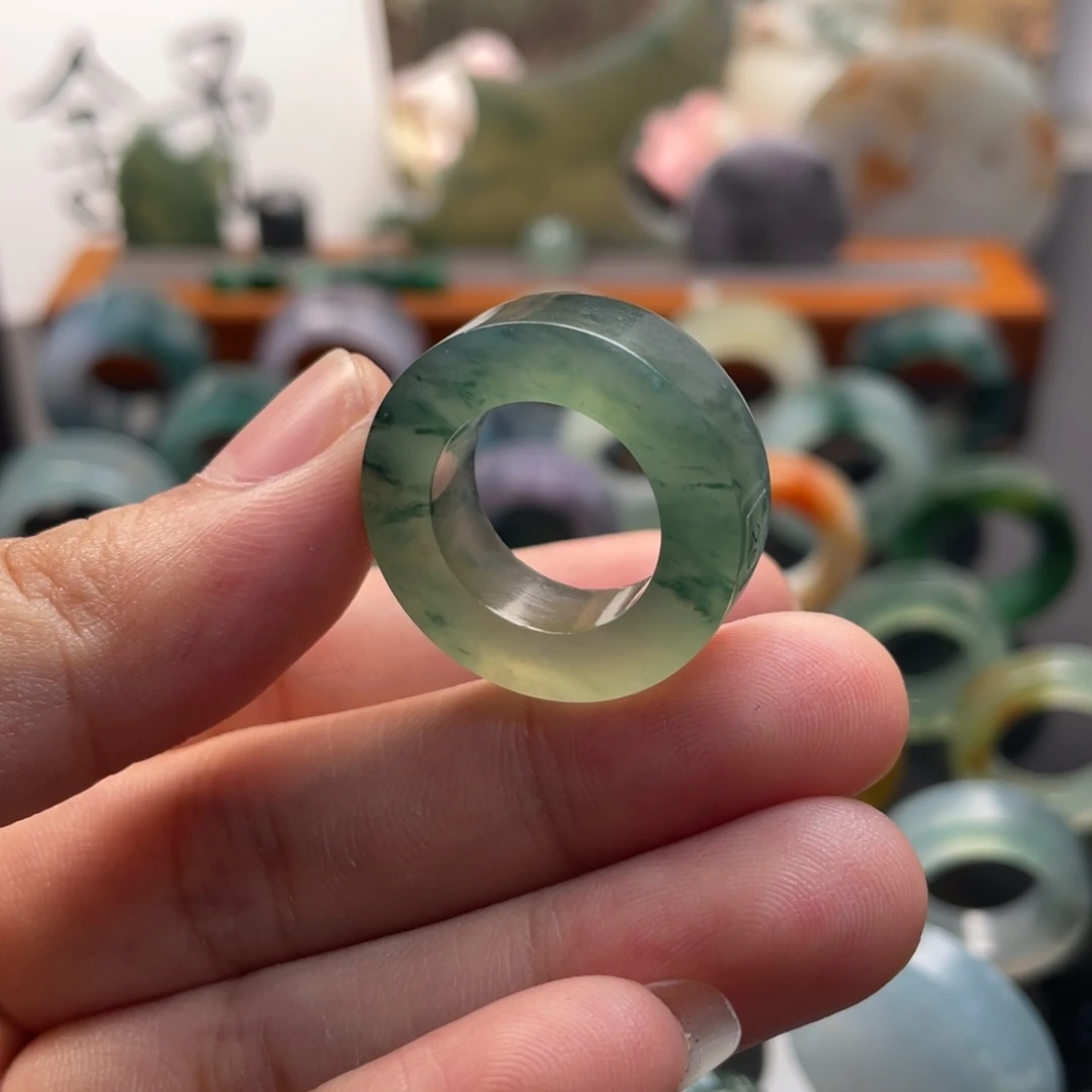 未镶嵌定制翡翠晴底飘绿花
