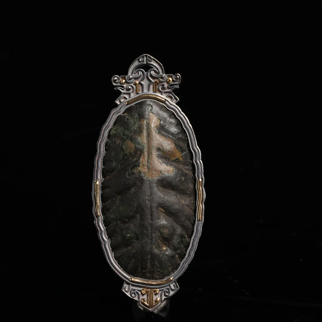 Lot 3048 明代合金铜（天铁）菩提叶纹坠饰（金、银镶嵌）