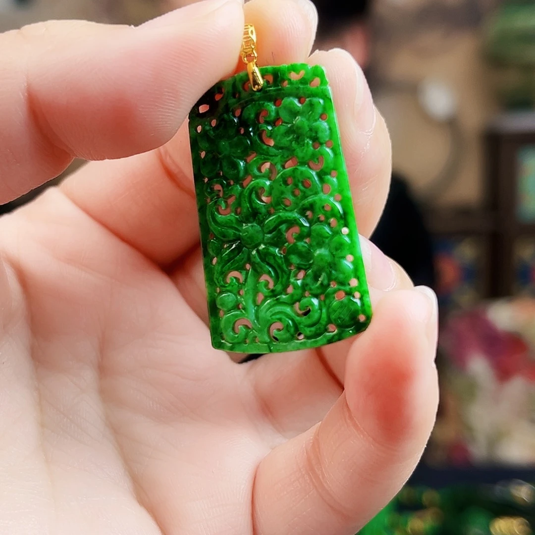 翡翠18K金镶嵌颈饰吊坠