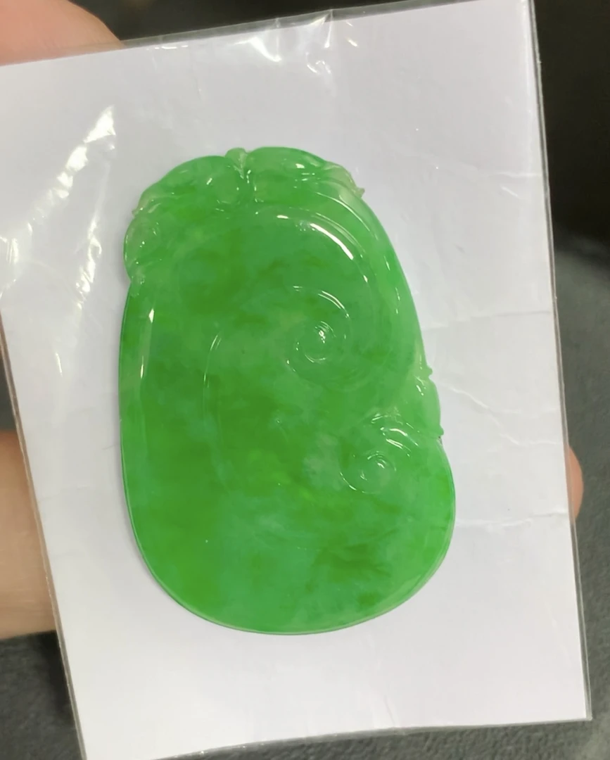 天然a货缅甸翡翠，冰阳绿大如意吊坠，冰冰润润满色阳绿绿色