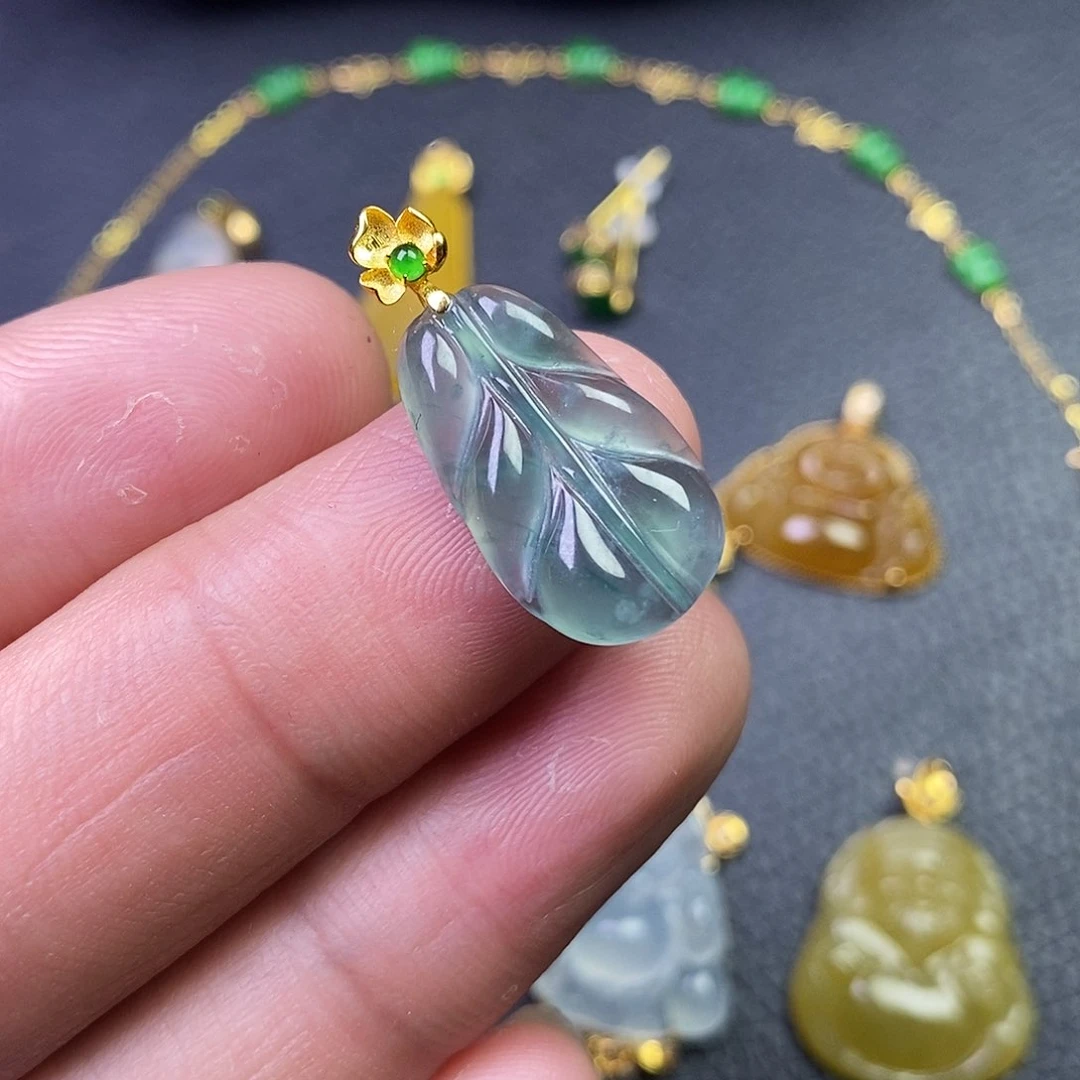 颈饰18K金镶嵌翡翠