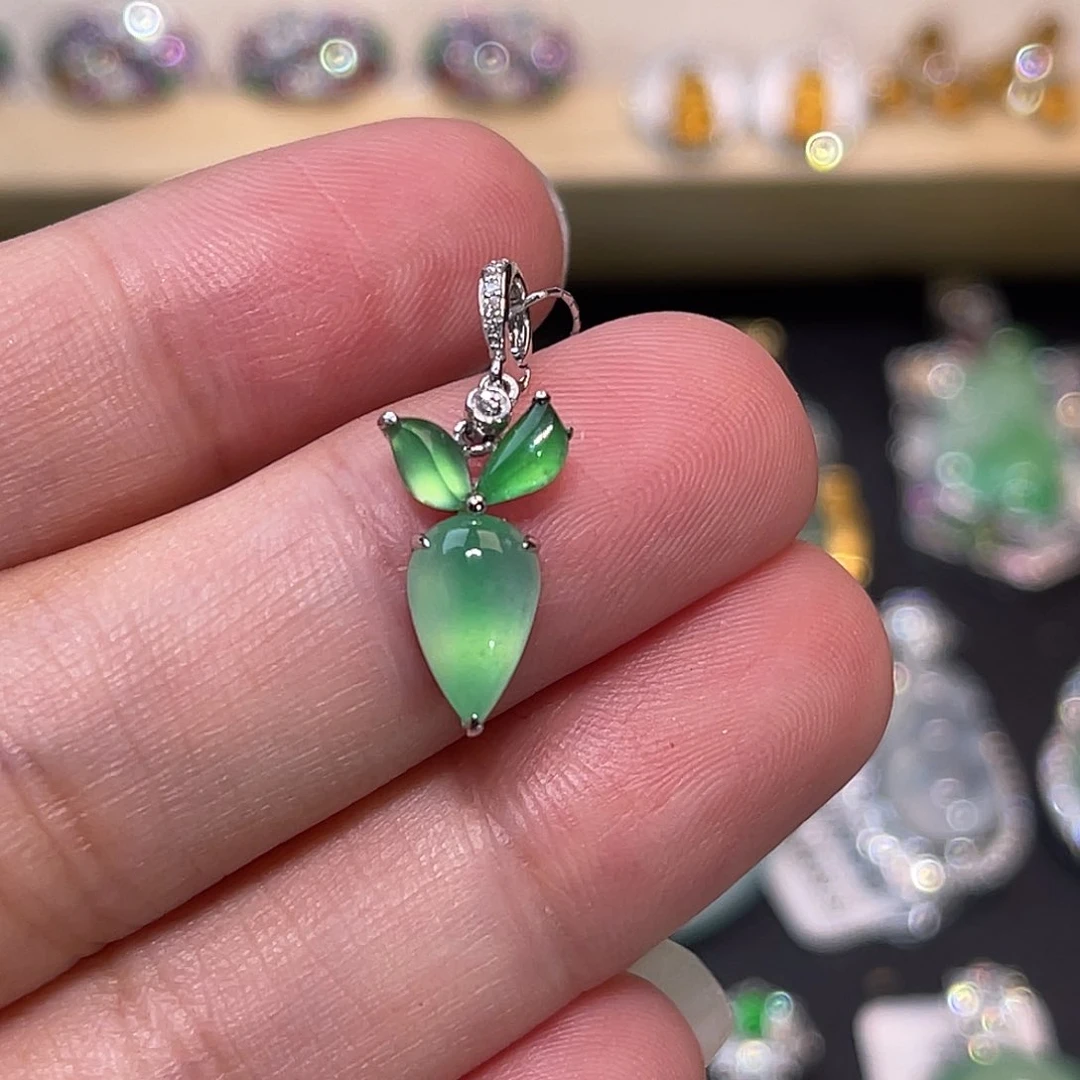 翡翠18K金镶嵌颈饰飘阳绿水滴