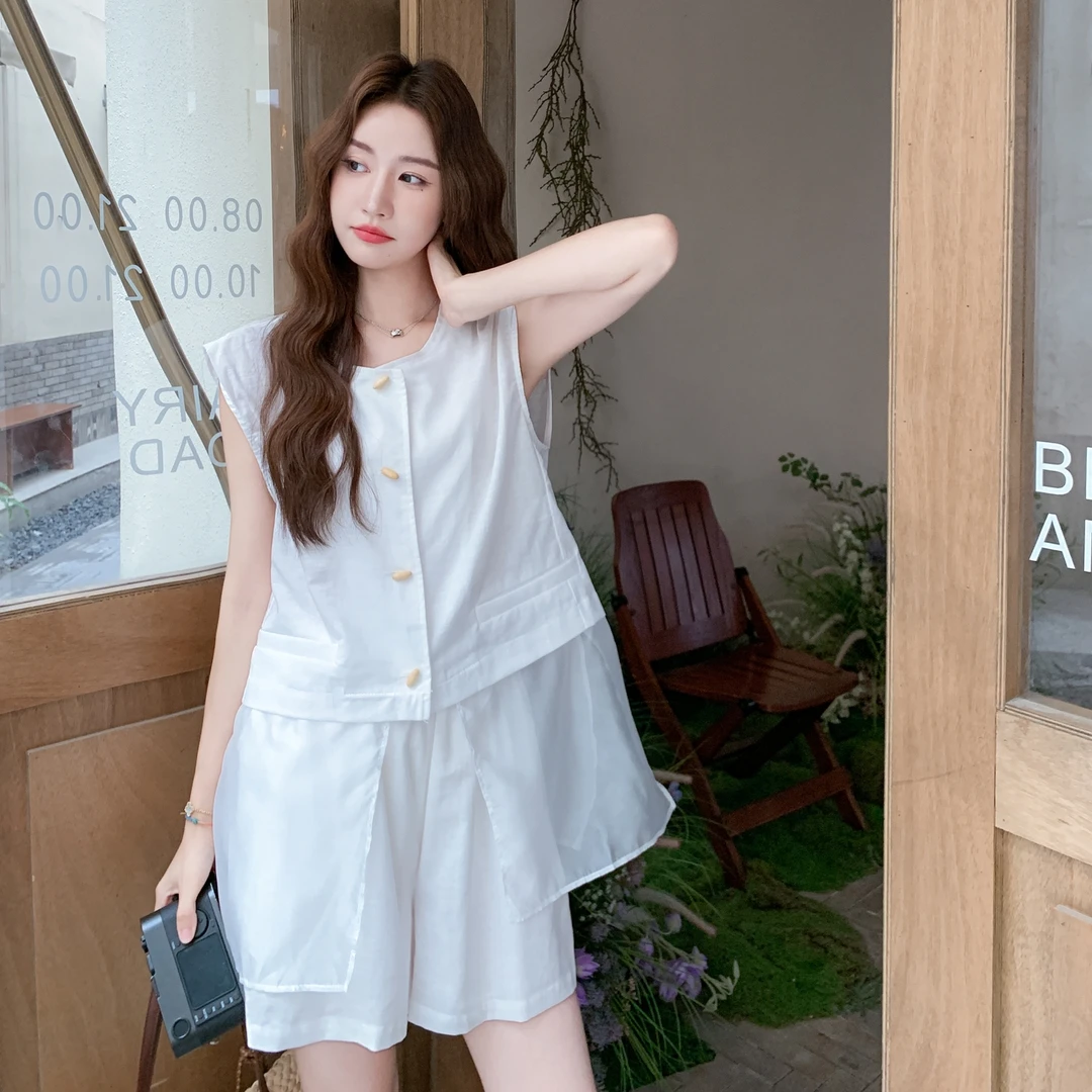 白色高级感时尚套装女2025夏季新款小个子穿搭无袖上衣短裤两件套