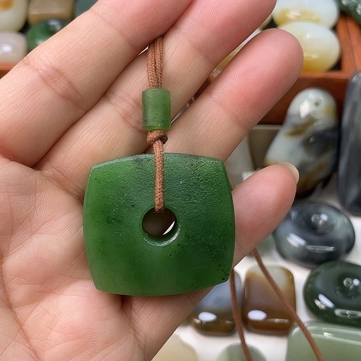 颈饰未镶嵌和田玉（碧玉）