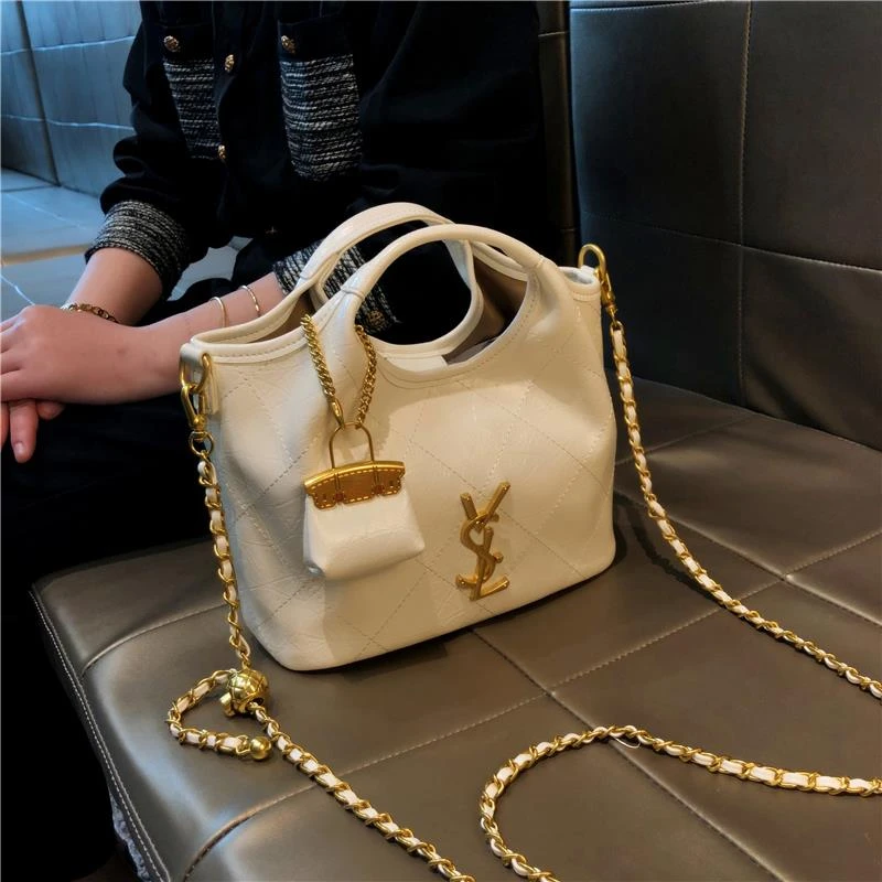 香港品牌菱格手提水桶包时尚2025独特漂亮包单肩斜挎包奢侈品女包