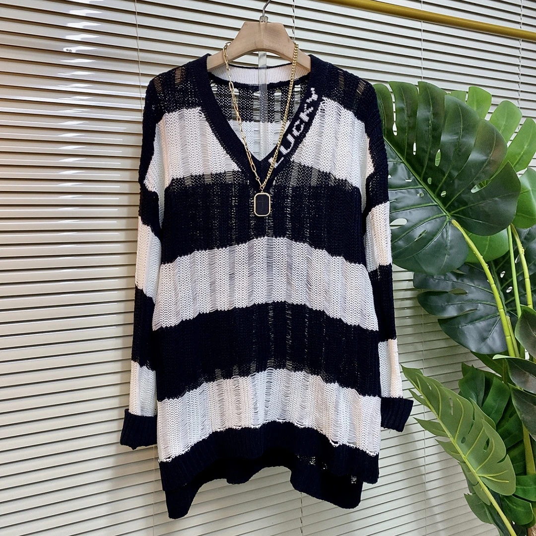 早秋新款大码女装时尚百搭镂空V领宽松条纹针织衫