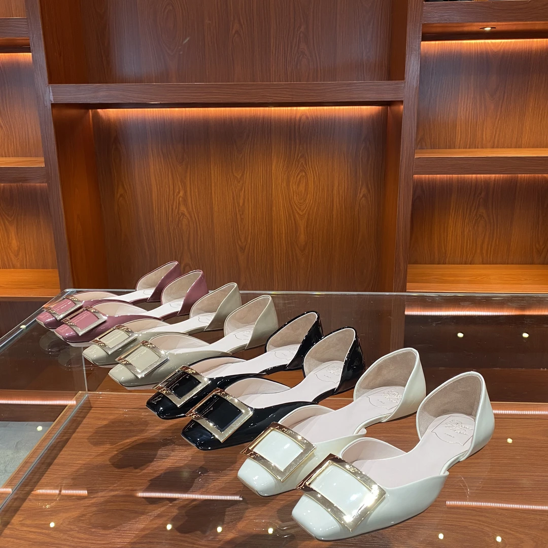 《华品工厂店》秋季气质款中空平底舒适方扣漆皮面高级感的单鞋