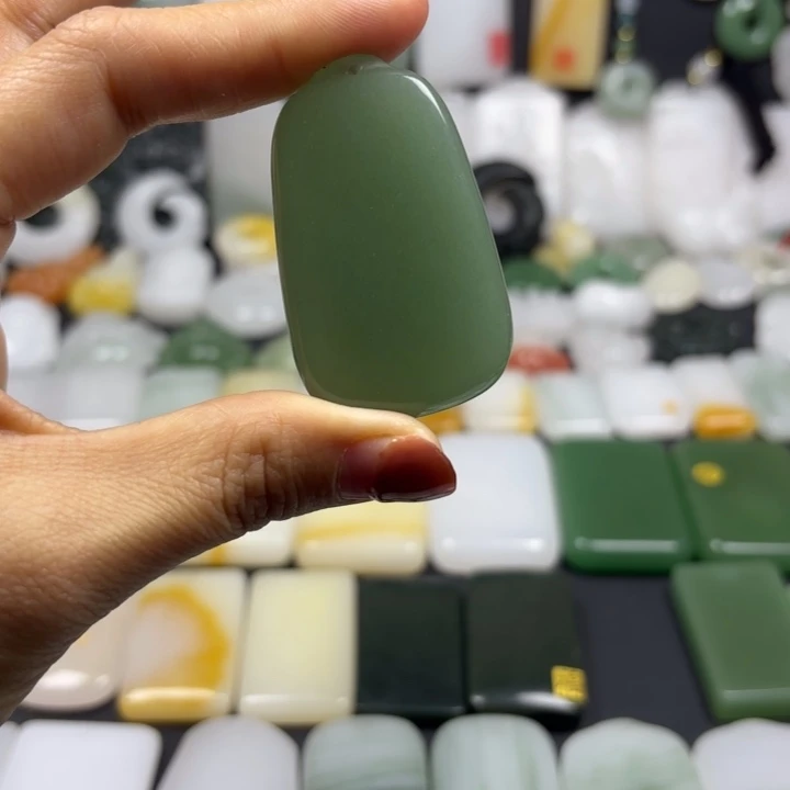 石英质玉（金丝玉）未镶嵌颈饰