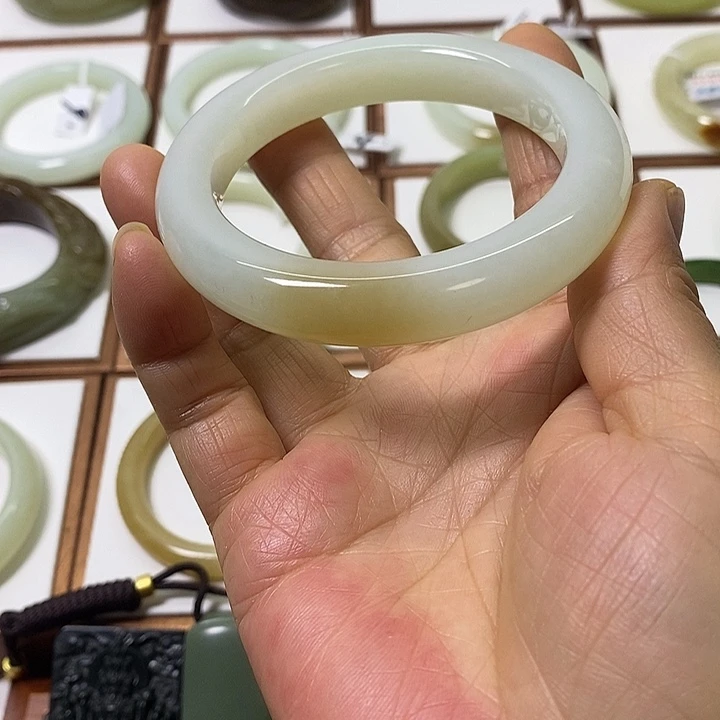 和田玉未镶嵌手镯