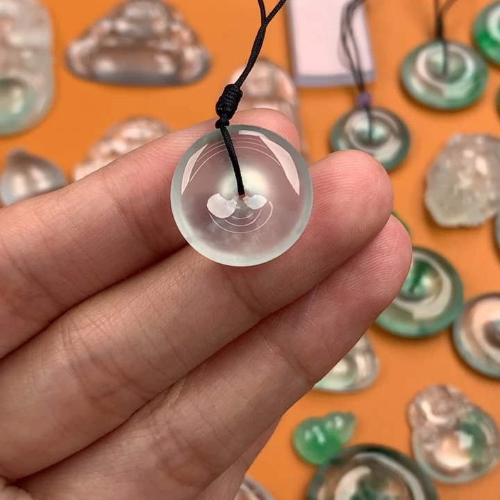 翡翠挂件未镶嵌….