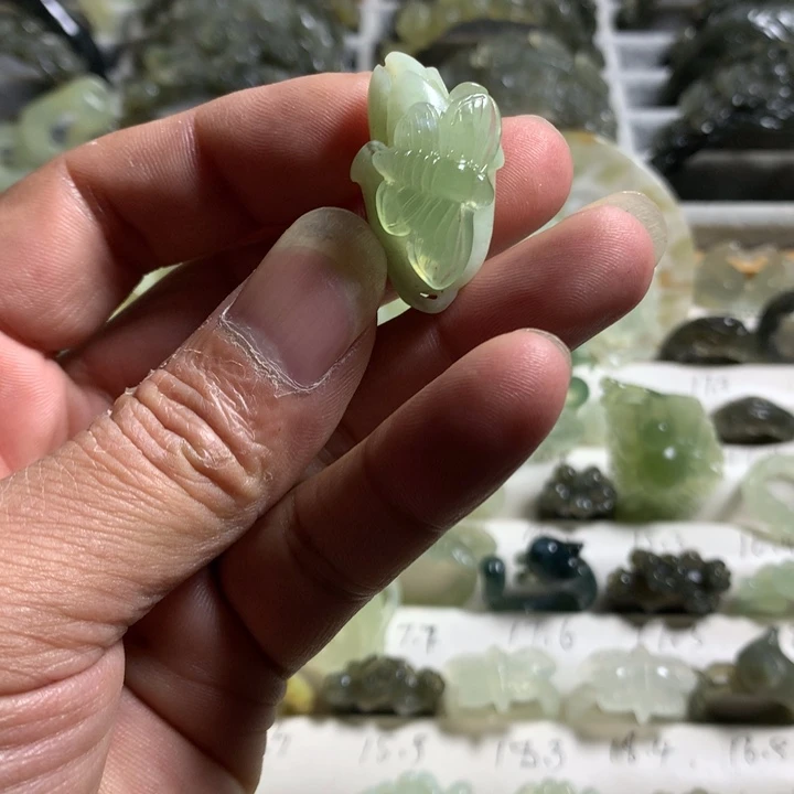 蛇纹石玉未镶嵌颈饰蝶恋花