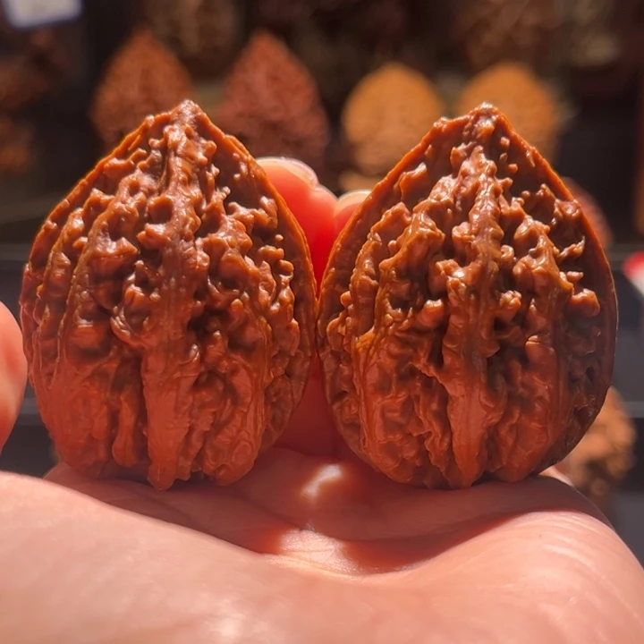 文玩核桃吊坠方底珊瑚70