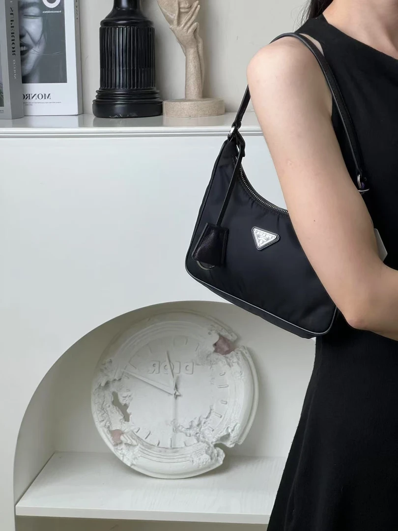 99新 Prada/普拉达 prada hobo 2005单肩包/99新/优选