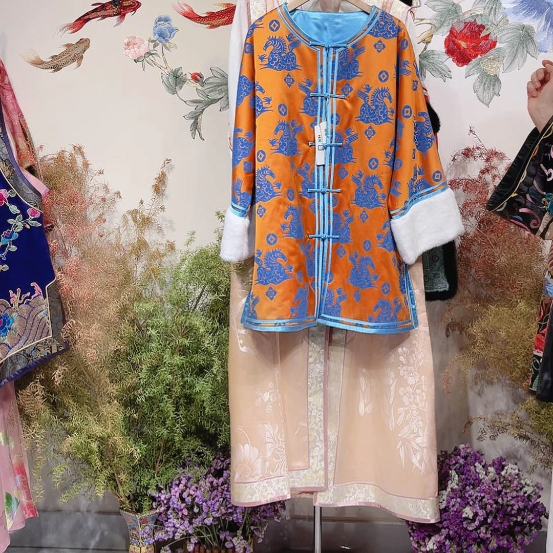 织绣圆领中开一字盘扣毛毛袖边章绒橙色太太服