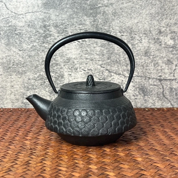 日本进口正品南部铸铁雏菊纹茶壶(满水容量约280毫升)