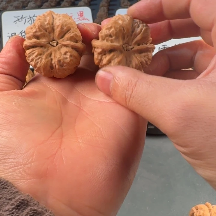 O***x文玩核桃吊坠蛤蟆的眼睛是真的好看