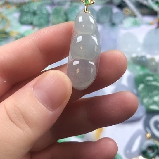 翡翠未镶嵌颈饰福豆