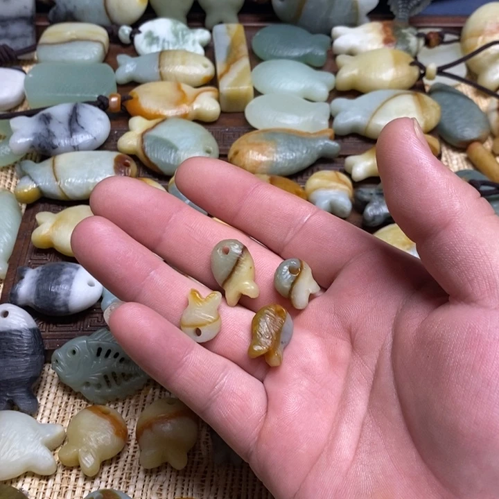 对****蛇纹石玉未镶嵌颈饰