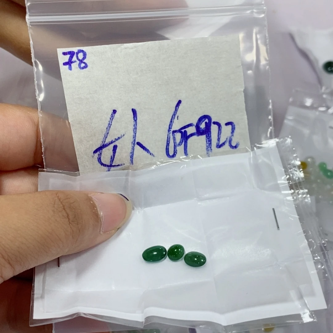 女***访未镶嵌定制翡翠不