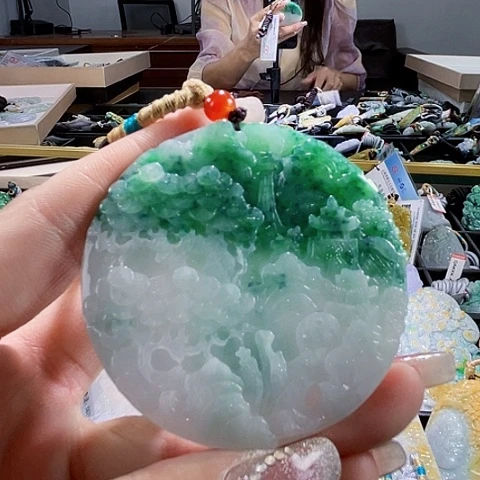 翡翠未镶嵌颈饰一个