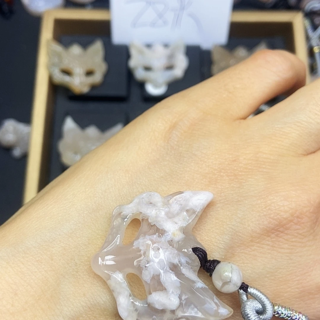 石英质玉颈饰未镶嵌乌***兔