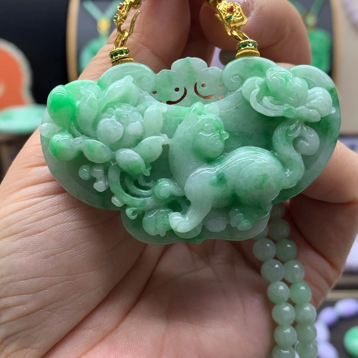 翡翠未镶嵌吊坠(赠链)