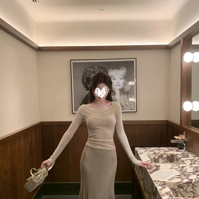 2025秋季气质洋气辣妹纯欲蕾丝拼接V领长袖T恤修身显瘦百搭女上衣