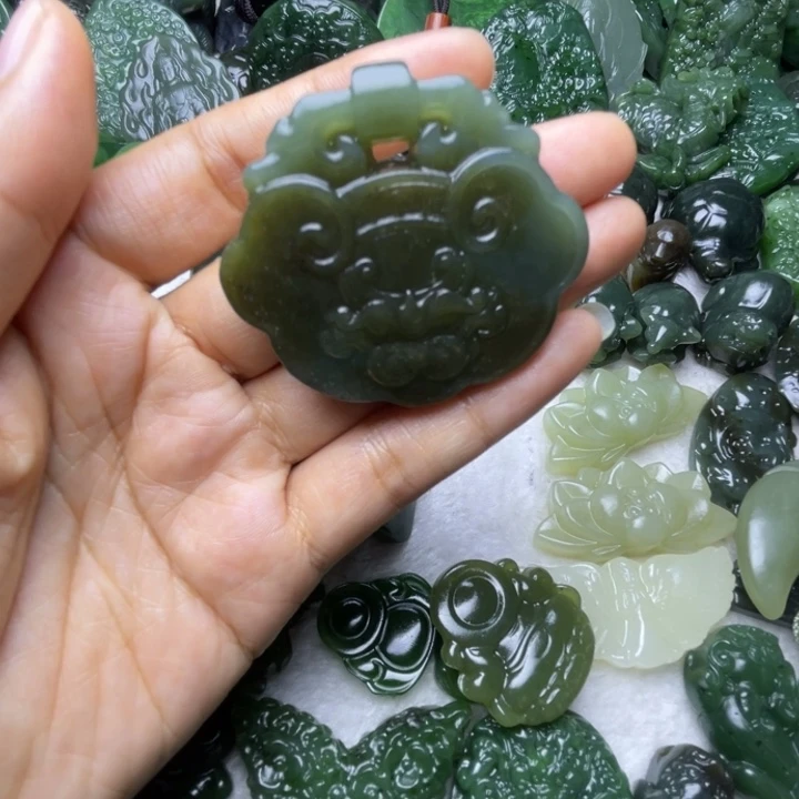 你***人和田玉未镶嵌颈饰