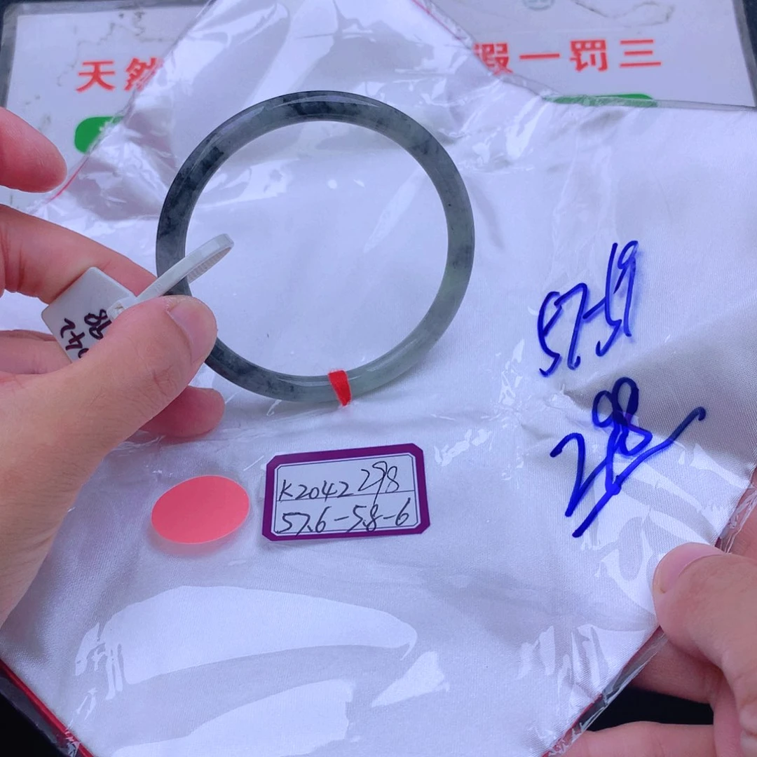翡翠手镯未镶嵌翡翠