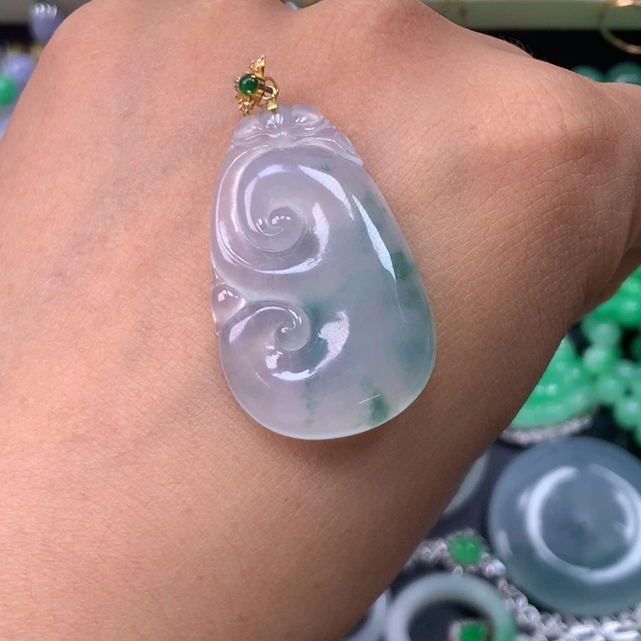 翡翠18K金镶嵌颈饰如意