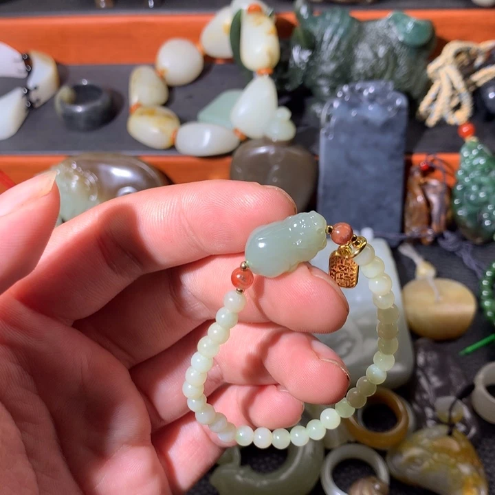 意***昂和田玉未镶嵌颈饰