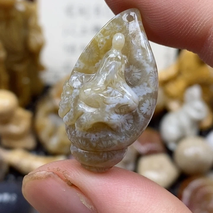 颈饰未镶嵌硅化珊瑚（珊瑚玉）