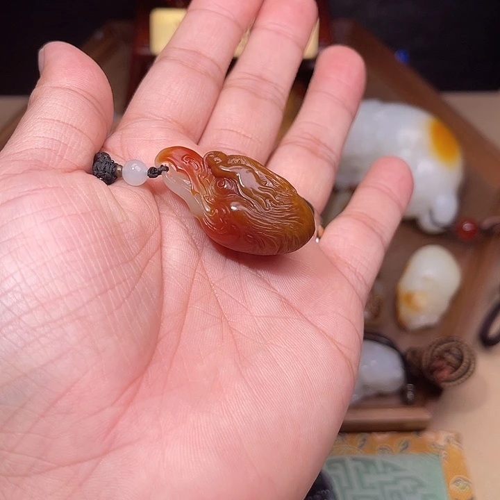 豹***子和田玉未镶嵌颈饰