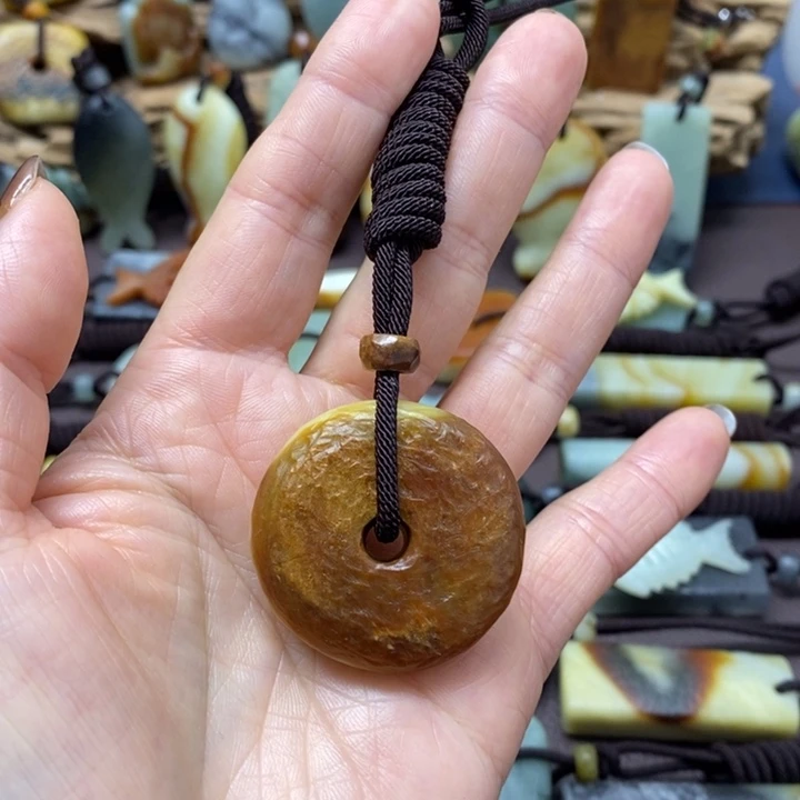 蛇纹石玉未镶嵌颈饰