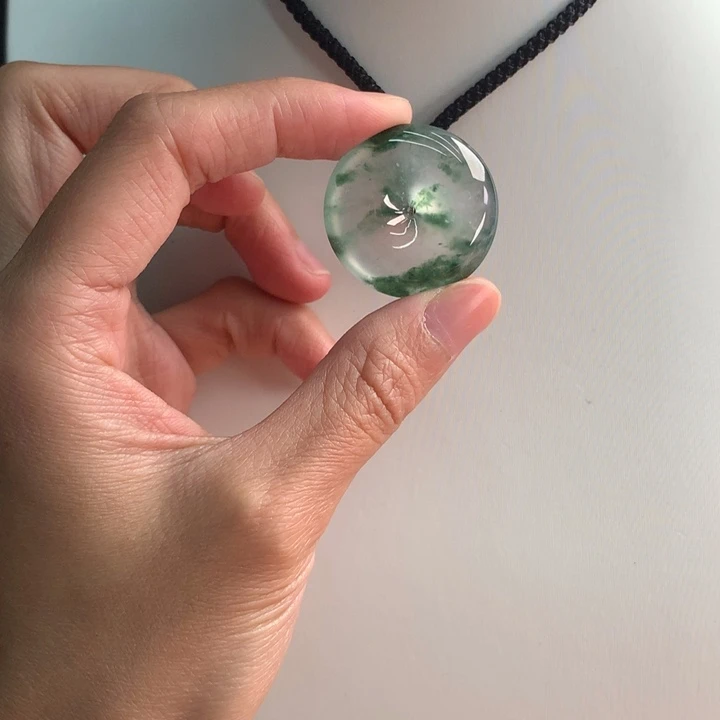 翡翠挂件未镶嵌…..