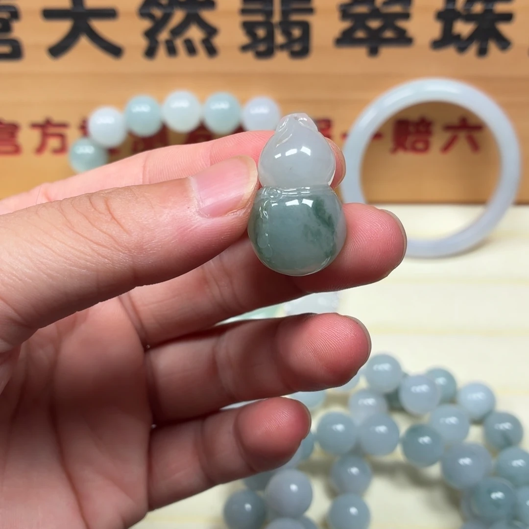 翡翠未镶嵌颈饰葫芦