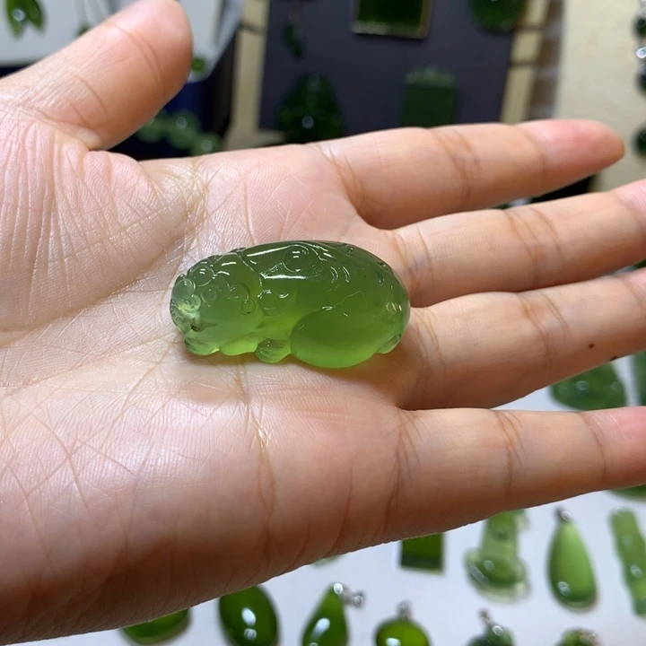 岫玉未镶嵌颈饰吊坠