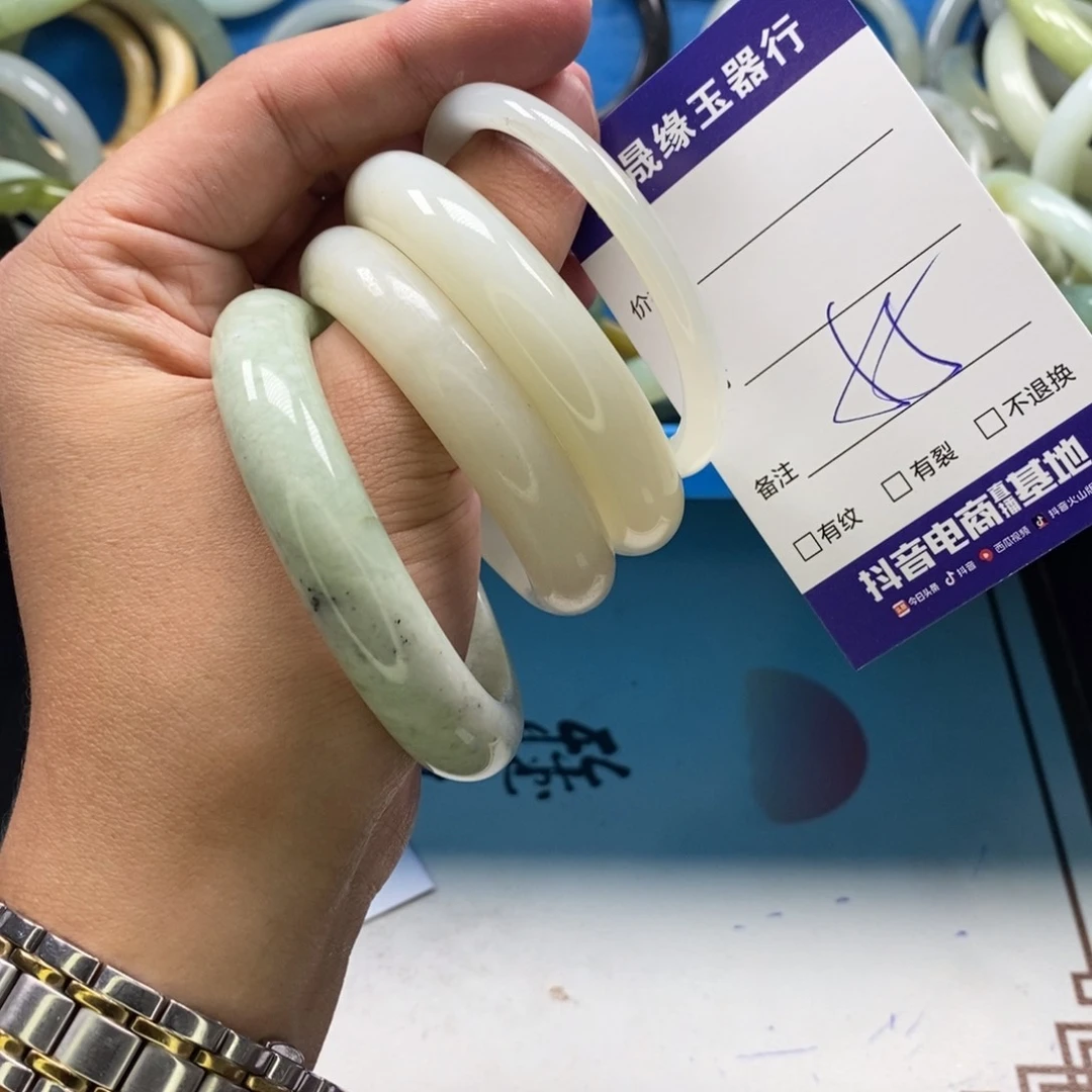 蛇纹石玉手镯未镶嵌